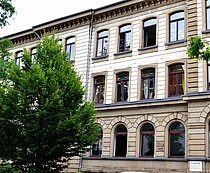 Foto Wilhelmschule von außen mit Baum