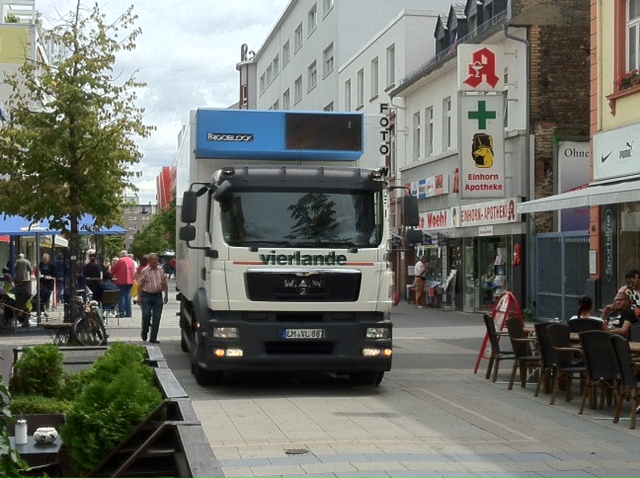 LKW fährt durch die Fußgängerzone