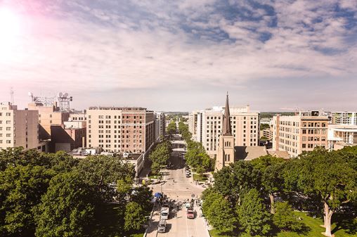 Foto Stadt von oben mit Bebauung und viel grün