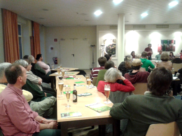 Foto Grüne Offenbach an Tischen, Podium mit Martin Häusling, MdEP