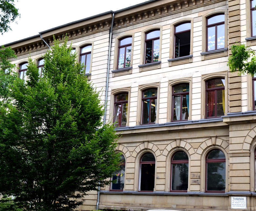 Foto Wilhelmschule von außen mit Baum