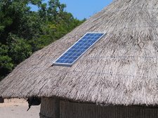 Foto Einfache Hütte mit Solarkollektor