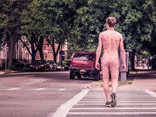 Nackter Mann überquert die Straße